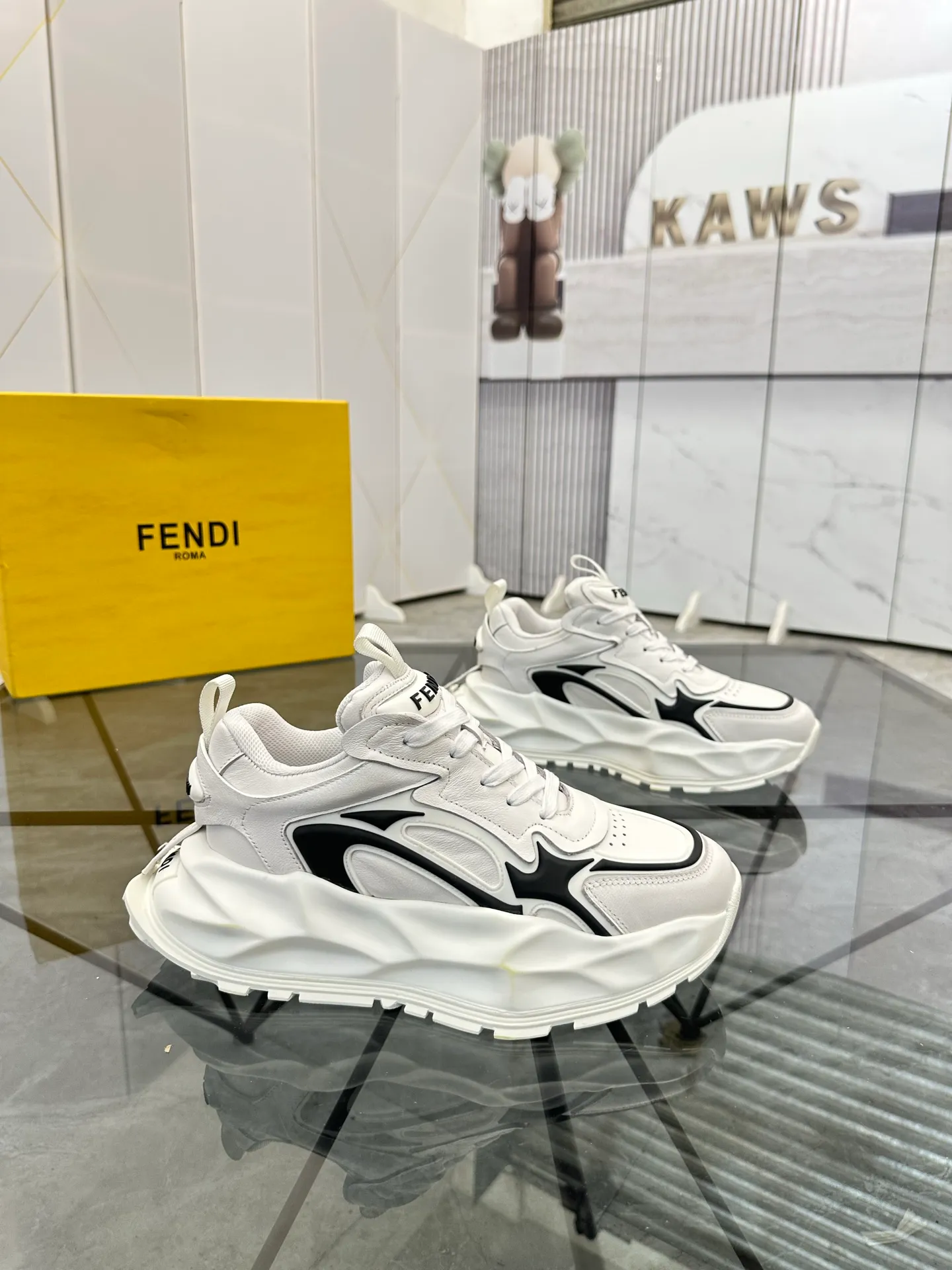 Men's shoes: 💰P580¥ Product trademark: Fendi* "Fendi*" low-top sports shoes Regular size: 39-44 (can be customized to 38.45.46) Product material: imported cowhide upper, breathable lining, original outsole. No.: 0008